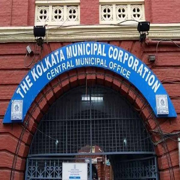 ঘূর্ণিঝড় নিয়ে সতর্ক কলকাতা পুরসভাও। ঝড় মোকাবিলায় পুরসভা আগে থেকে প্রস্তুতি নিচ্ছে বলে জানিয়েছেন কলকাতার মেয়র ফিরহাদ হাকিম। বিভিন্ন দফতরকে জরুরি প্রস্তুতি নেওয়ার পরামর্শ দিয়েছেন কলকাতা পুরসভার কমিশনার বিনোদ কুমার।