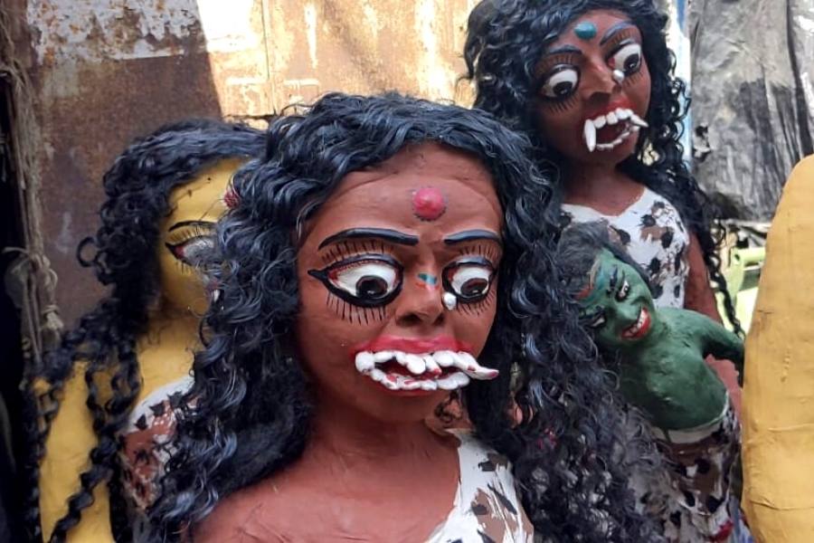 তবে ছোটদের কিন্তু মাতৃপ্রতিমার চেয়েও বেশি কৌতূহল তাঁর দু’পাশে থাকা ডাকিনী-যোগিনীকে নিয়ে। প্রতি বছর এই সময়টায় কুমোরটুলিতে তেনাদেরও রমরমা!