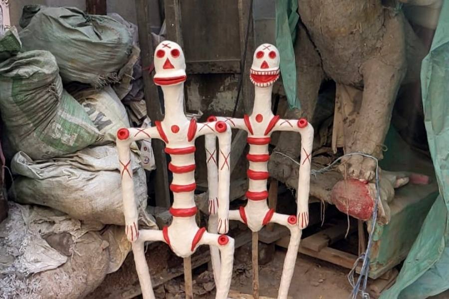 কারও হাত কাটা, কারও গলা। কারও গায়ে মাংসের লেশমাত্র নেই, শুধুই কঙ্কাল। কারও হাতে আবার মানুষের হাত বা পায়ের এত্ত বড় খণ্ড!