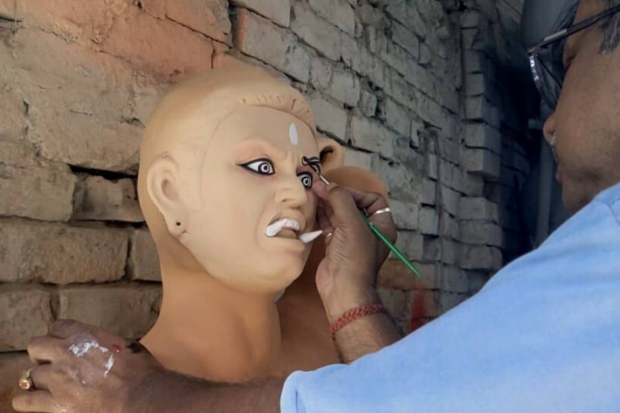 কুমোরটুলিতে যেমন প্রতিমা গড়া হয়, ঠিক তেমনই এ পাড়ার একাংশে এই ধরনের ভূত-প্রেতই বানান কারিগরেরা।