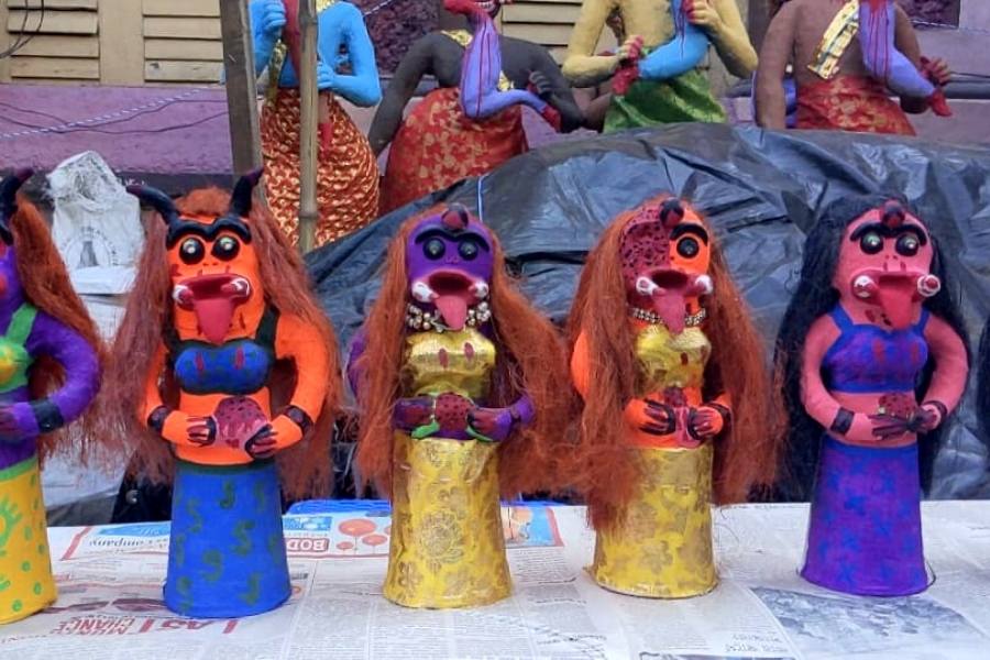 রোগা ভূত, মোটা ভূত, বেঁটে ভূত, কিম্ভুত- সক্কলে উপস্থিত এখানে! কারিগরেরা কেউ কেউ পঁয়ত্রিশ বছরেরও বেশি সময় ধরে ভূত বানাচ্ছেন।