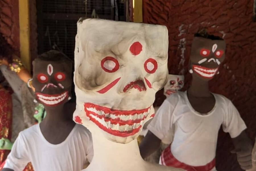 গ্রাহকেরা ঠিক যেমন চান, ঠিক তেমনই ভূত গড়ে দেন তারা। কখনও কখনও অদ্ভুত আবদার আসে। সেই আবদারও রাখতে হয় মূর্তি প্রস্তুতকারদের।