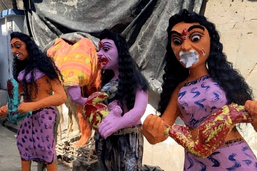 এক শিল্পী জানাচ্ছেন, গ্রাহকেরা এসে প্রথমেই সবচেয়ে আলাদা দেখতে ডাকিনী-যোগিনী খোঁজেন। কখনও কখনও মূর্তির আদল এমনই হয় যে, হাসি পেতে বাধ্য।