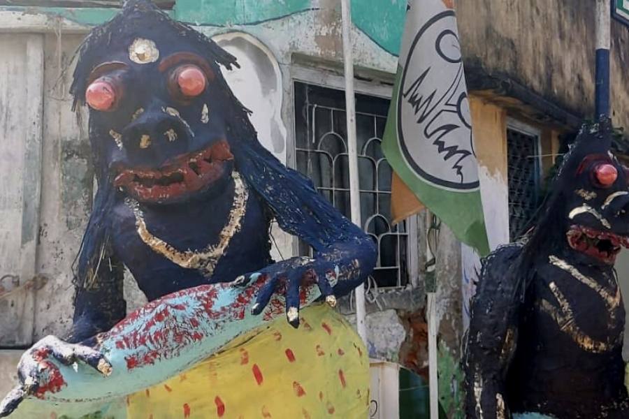 মুঠোফোন আর ভিডিয়ো গেমের যুগে কালী প্রতিমার পাশে ডাকিনী-যোগিনীর মতো চরিত্রগুলি বাস্তবিক ভাবেই তাদের অস্তিত্ব টিকিয়ে রেখেছে। 