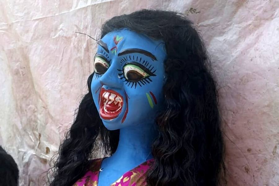 আজও মণ্ডপে আট থেকে আশির চোখ আটকে যায় ডাকিনী-যোগিনীতে, অন্তত এক বার হলেও। হঠাৎই যেন বড়দের চোখে ফের শৈশবের সেই ভয় মেশা কৌতূহল!