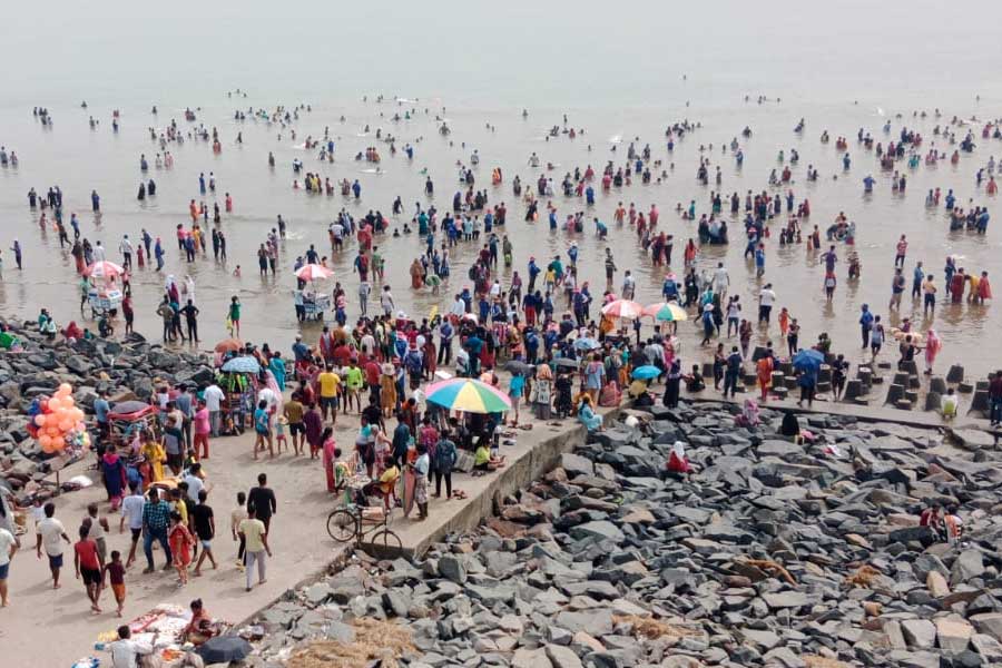 দিঘায় পর্যটকদের সমুদ্রস্নান।