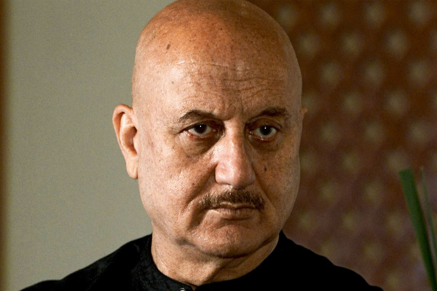 অমিতাভ বচ্চন থেকে নীতু কপূর, রত্না পাঠক শাহ থেকে অনুপম খের— সকলেই ছবিপিছু আকাশছোঁয়া পারিশ্রমিক নেন।