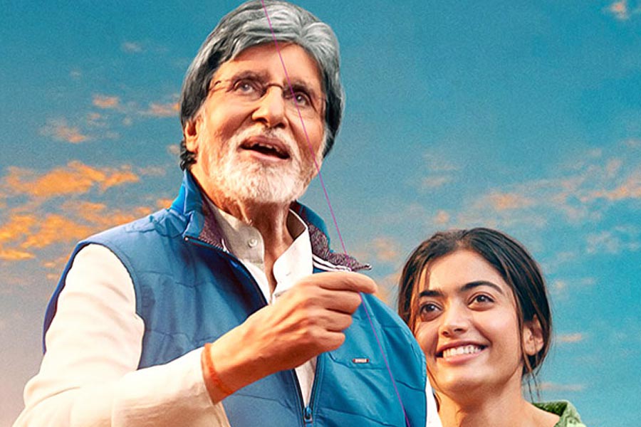 সম্প্রতি প্রেক্ষাগৃহে মুক্তি পেয়েছে ‘গুডবাই’ ছবিটি। রশ্মিকা মন্দানা, নীনা গুপ্তর পাশাপাশি অভিনয় করে দর্শকের মন জিতেছেন বলিউডের ‘বিগ বি’ অমিতাভ বচ্চন।