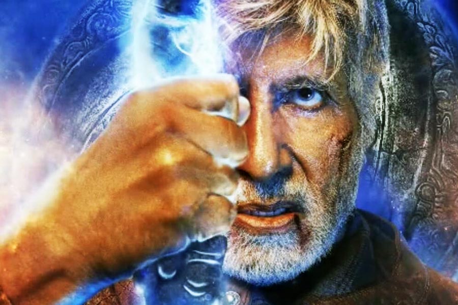 ‘ব্রহ্মাস্ত্র’ ছবির প্রথম পর্বে অভিনয় করেও দর্শকের ভূয়সী প্রশংসা কুড়িয়েছিলেন অমিতাভ। সংবাদ সংস্থা সূত্রের খবর, ‘গুডবাই’ ছবিতে অভিনয় করে তিনি ১০ কোটি টাকা পারিশ্রমিক পেয়েছেন।