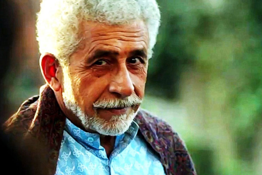 পরিচালক হিসাবেও তিনি কাজ করেছেন বহু ছবিতে। সম্প্রতি নবাগতদের সঙ্গে ‘জিন্দেগি না মিলেগি দোবারা’, ‘ফাইন্ডিং ফ্যানি’, ‘দ্য তাসখন্দ ফাইলস’ ছবিতে পাল্লা দিয়ে অভিনয় করতে দেখা গিয়েছে নাসিরুদ্দিনকে।