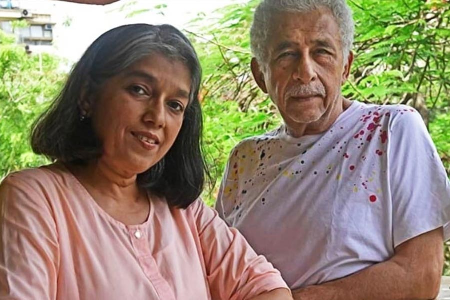 ‘সারাভাই ভার্সেস সারাভাই’ ধারাবাহিকে ‘মায়া’ চরিত্রের কথা মনে পড়ে?ধারাবাহিকে অভিনয় করেই দর্শকের মন জিতেছিলেন নাসিরুদ্দিন-পত্নী রত্না পাঠক শাহ। তার পর বিভিন্ন হিন্দি ছবিতে যথেষ্ট দৃঢ় চরিত্রে অভিনয় করতে দেখা গিয়েছে তাঁকে। 