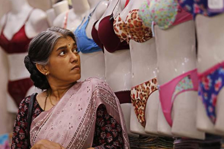 ‘লিপস্টিক আন্ডার মাই বুর্খা’, ‘হম দো হমারে দো’, ‘কপূর অ্যান্ড সন্স’-সহ বহু ছবিতে অভিনয় করেছেন রত্না। সম্প্রতি ‘জয়েশভাই জোরদার’ ছবিতে পার্শ্বচরিত্রে অভিনয় করে রত্না এক কোটি টাকা পারিশ্রমিক পেয়েছেন।