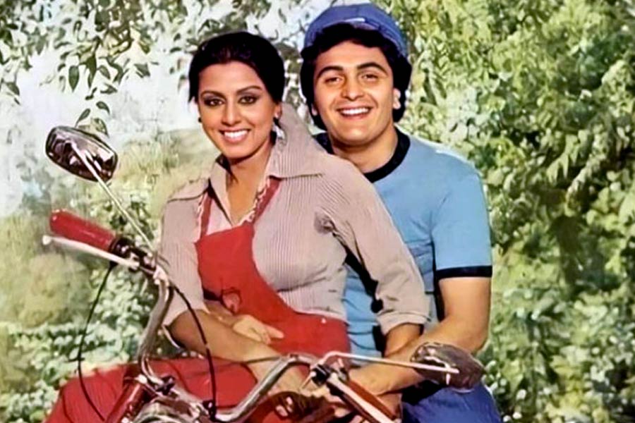 ছ’বছর বয়স থেকেই বলিউড ইন্ডাস্ট্রিকে একের পর এক সুপারহিট ছবি উপহার দিয়ে এসেছেন ঋষি-পত্নী নীতু কপূর। অমিতাভ বচ্চন, শশী কপূর, শত্রুঘ্ন সিন্‌হা, আমজাদ খান, ঋষি কপূরের মতো তারকাদের সঙ্গে অভিনয় করেছেন নীতু।