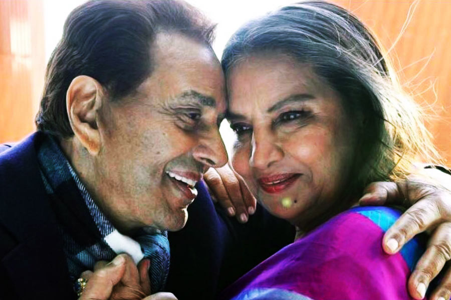 সংবাদ সংস্থা সূত্রের খবর, ‘রকি অউর রানি কি প্রেম কাহানি’ ছবিতে অভিনয় করার জন্য পাঁচ কোটি টাকা পারিশ্রমিক পেয়েছেন ধর্মেন্দ্র। এই ছবির মুখ্যচরিত্রে ধর্মেন্দ্র ছাড়াও আলিয়া ভট্ট এবং রনবীর সিংহকে অভিনয় করতে দেখা যাবে।