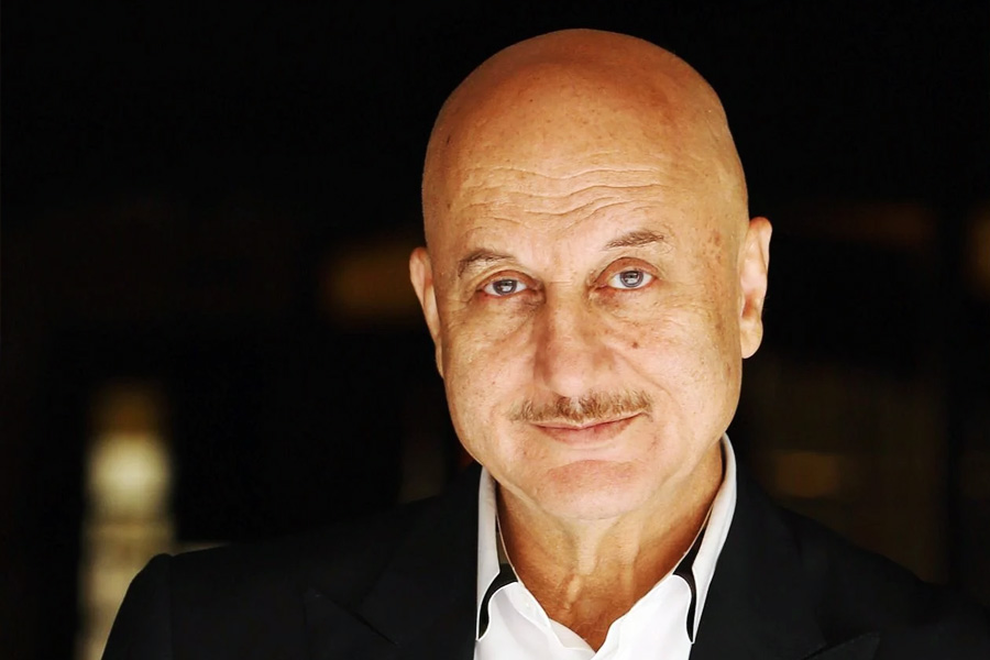 শুধু বলিউডেই নয়, বহু শোয়ের স়ঞ্চালক হিসাবেও বহুল প্রচলিত অনুপম খের। কেরিয়ারের শুরুর দিকে বেশির ভাগ হিন্দি ছবিতে পার্শ্বচরিত্রে অভিনয় করতেন তিনি। 