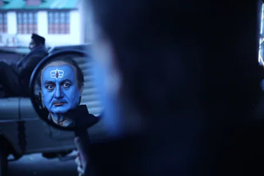 সংবাদ সংস্থা সূত্রের খবর, ‘দ্য কাশ্মীর ফাইলস’ ছবিতে অভিনয় করে অনুপম এক কোটি টাকা পারিশ্রমিক পেয়েছিলেন।