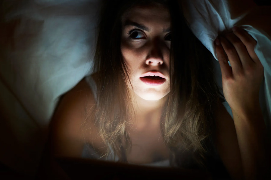 হরর ঘরানায় বলিউড ইন্ডাস্ট্রির এই যাত্রা শুরু বহু আগে থেকেই। নীচে এমন কিছু ছবির তালিকা দেওয়া হল। ভূত চতুর্দশী উপলক্ষে অন্ধকার ঘরে টিভি, ল্যাপটপ বা মোবাইলের পর্দায় কোন ভূতকে দেখবেন, তা না হয় এই তালিকা থেকেই বেছে নিন। 