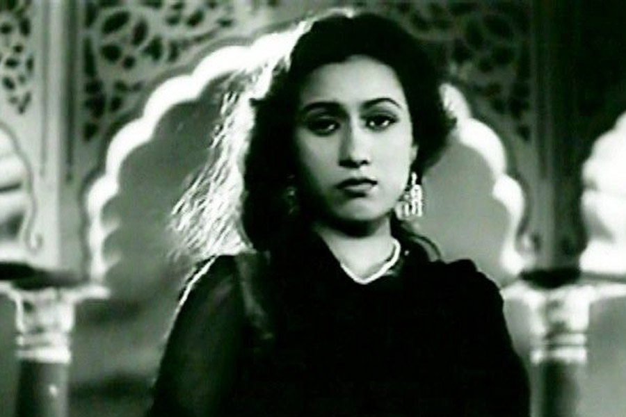 কামিনী চরিত্রে অভিনয় করে মধুবালা যেমন দর্শকের মনে ভয় ধরিয়েছিলেন, ঠিক তেমনই ভূয়সী প্রশংসাও কুড়িয়েছিলেন অভিনেত্রী। লতা মঙ্গেশকরের কণ্ঠে ‘আয়েগা আনেওয়ালা’ গানটিও বেশ জনপ্রিয় হয়েছিল।