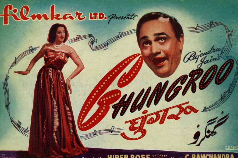 বিনোদ— ১৯৫২ সালে হিরেন বসুর পরিচালনায় মুক্তি পায় ‘ঘুঙ্গরু’ ছবিটি। এই ছবিতে হরর ঘরানার সঙ্গে কমেডি ঘরানার সংমিশ্রণ লক্ষ করা গিয়েছে। অভিনেতা ওম প্রকাশকে এই ছবিতে ভূত ‘বিনোদ’-এর চরিত্রে অভিনয় করতে দেখা গিয়েছে।