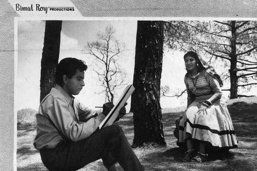 ছবিতে অভিনয় করেছিলেন দিলীপ কুমার, প্রাণ, বৈজয়ন্তীমালা-সহ আরও অনেকে। ‘মধুমতী’ চরিত্রে অভিনয় করেছিলেন বৈজয়ন্তীমালা। এই ছবির সঙ্গীত পরিচালনার দায়িত্বে ছিলেন সলিল চৌধুরী।