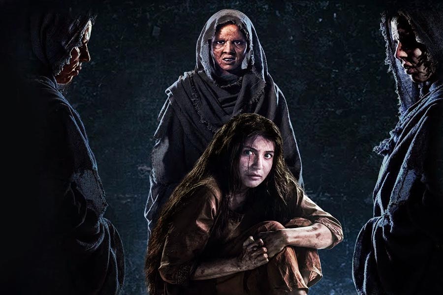 তবে, দর্শক অবাক হয়েছিলেন অনুষ্কা শর্মার পারফর্ম্যান্স দেখে। ‘রুকসানা’ চরিত্রটি এত ভয়াবহ ভাবে বড় পর্দায় ফুটিয়ে তুলেছিলেন তিনি, অন্ধকার ঘরে এই ছবি দেখলে দর্শক ভয় পেতে বাধ্য।