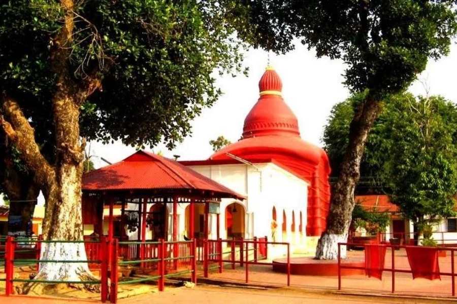 এই মন্দির ঘিরে রয়েছে একাধিক রহস্য, যার অর্থ সাধারণ বিজ্ঞানের ভাষায় উত্তর দেওয়া খানিক মুশকিলই বটে!