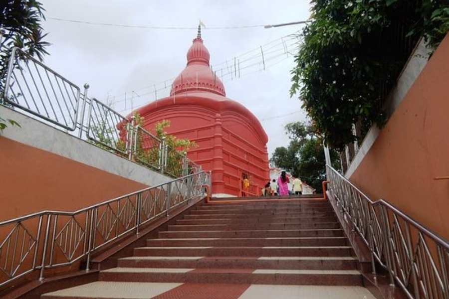 চট্টগ্রামের পাহাড় থেকে মায়ের মূর্তি নিয়ে আসা হয়। কথিত, তৎকালীন মহারাজা ধন্য মাণিক্য এখানে নারায়ণের মন্দির প্রতিষ্ঠা করবেন ভেবেছিলেন। কিন্তু মহারাজ এখানে মাতৃ মন্দির প্রতিষ্ঠার স্বপ্নাদেশ পান। সেই সঙ্গে তিনি নির্দেশও পান কোথায় মূর্তি পাওয়া যাবে। সেই নির্দেশ অনুযায়ী চট্টগ্রামের পাহাড় থেকে প্রথম মায়ের মূর্তি থেকে নিয়ে আসেন মহারাজা।   