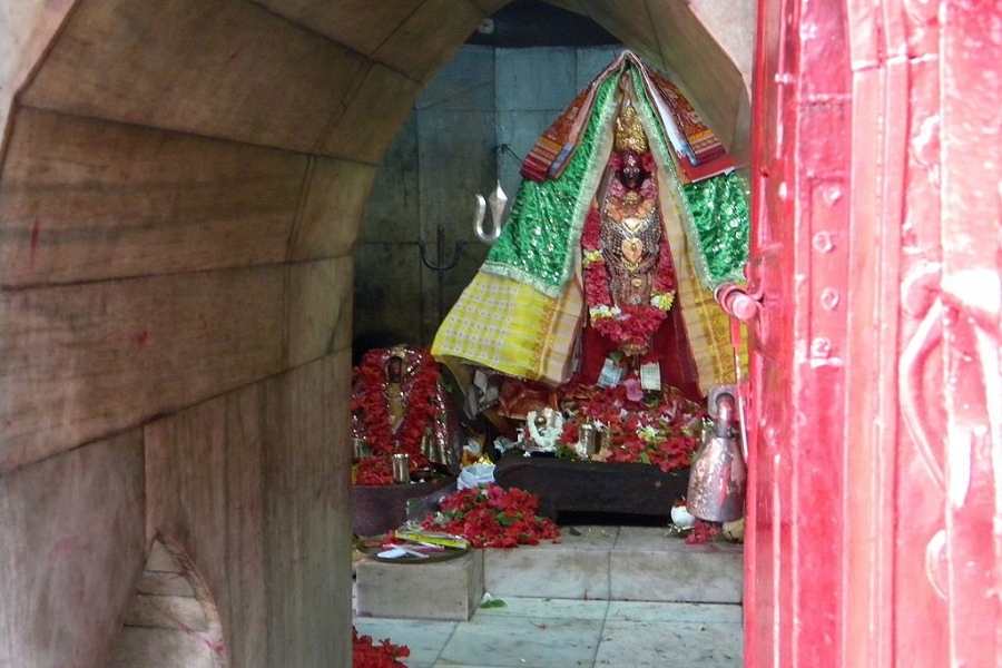 এই মন্দিরের একটি বিশেষত্ব রয়েছে। এখানে মন্দিরের স্থানটি কচ্ছপের পিঠের আকারের। মূল বিগ্রহের পাশে রয়েছে আরও একটি ছোট বিগ্রহ। তাঁকে বলা হয় ছোট মা। মহারাজা যখন যুদ্ধে যেতেন বা শিকারে যেতেন এই ছোট মা’কে সঙ্গে নিয়ে যেতেন পুজো করার জন্য। কারণ তাঁর মাতৃভক্তি ছিল প্রবল। কষ্টি পাথরের তৈরি এই বিগ্রহকে নিয়েও রয়েছে বেশ কিছু গল্প রয়েছে।