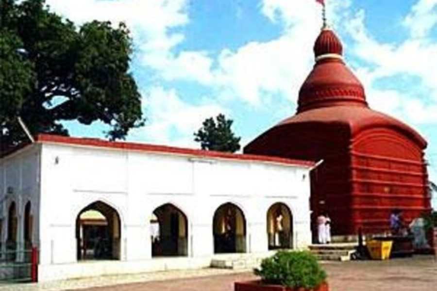 মন্দিরের সামনেই রয়েছে সুবিশাল জলাশয় — কল্যাণ সাগর। এখানে এলেই চোখে পড়বে প্রচুর কচ্ছপ এবং বড় মাছ। কিন্তু কেউ কখনও শিকার করেন না। কচ্ছপ নিয়ে একটি কাহিনি প্রচলিত রয়েছে এখানে। যা খানিক অলৌকিকও বটে। কচ্ছপের আয়ু অনেক বেশি। অথচ কী ভাবে যেন মৃত্যুর আগে তারা টের পেয়ে যায়। মৃত্যুর আগে ৫২টি সিঁড়ি অতিক্রম করে প্রতিটি কচ্ছপ মন্দিরের সামনে গিয়ে দেহ রাখে। স্থানীয়দের মতে, এই ৫২টি সিঁড়ি একক বছরের চক্রাবর্ত। এই নিয়ে আমি নিজেও অনেক গল্প শুনেছি। যদিও সেই ৫২টি সিঁড়ি এখন আর নেই।