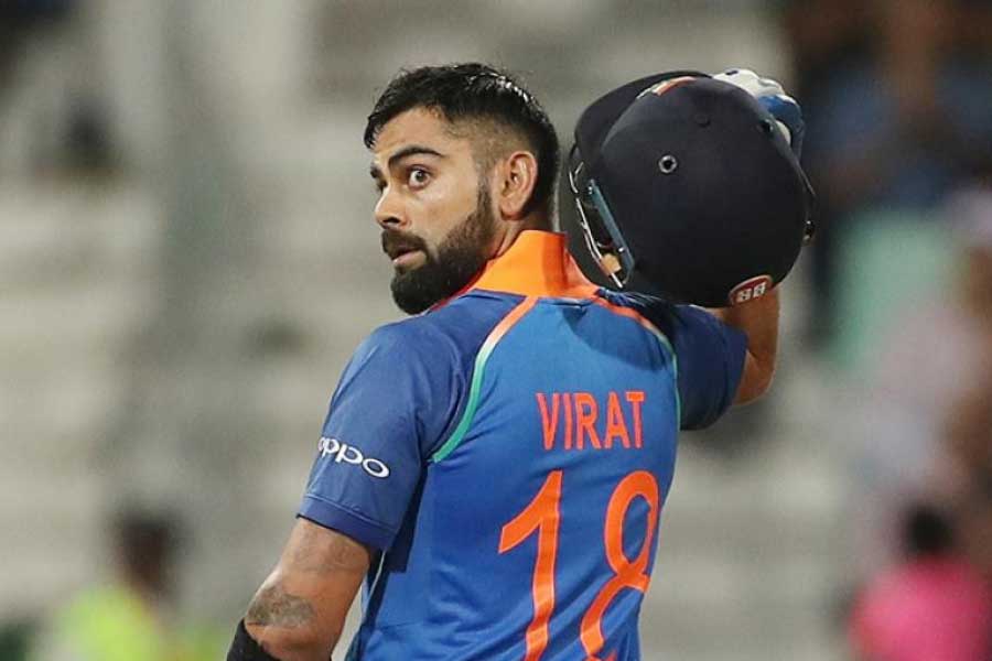 রউফের পঞ্চম বল ছিল কোমরের উচ্চতায়। স্রেফ টাইমিংয়ে জায়গায় দাঁড়িয়ে হেলায় বিরাট ছয় মারলেন কোহলি। মেলবোর্নের মতো একটি বড় মাঠে গ্যালারিতে গিয়ে পড়ল যে বল, তাতে প্রাণ পেলেন তামাম ভারতীয় ক্রিকেটপ্রেমীরা।