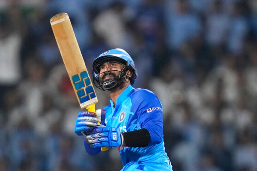 ৫ বলে দরকার ১৬ রান। স্ট্রাইকে এলেন দীনেশ কার্তিক। প্রথম বলটা ছিল ফুলটস। কার্তিক লং অনে ঠেলে স্ট্রাইক দিলেন বিরাটকে।