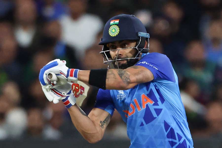 স্ট্রাইকে বিরাট তখন আত্মবিশ্বাসে ফুটছেন। লং অনে ঠেলে দিয়ে ২ রান নিলেন কোহলি। দ্রুত গতিতে দৌড়লেন কার্তিক।