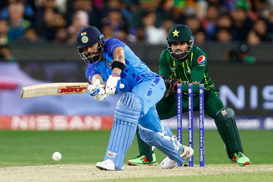 ৭ বলে প্রয়োজন ২২ রান। স্ট্রাইকে বিরাট। এ বার ফ্লিক করে অসাধারণ মুন্সিয়ানায় সোজা গ্যালারিতে পড়ল বল। ননস্ট্রাইকে দাঁড়ানো হার্দিকের চোখেও বিস্ময়। এ ভাবেও ছয় মারা যায়! ক্রিজে দাঁড়িয়ে থেকে দক্ষ শিল্পীর তুলির মোচড়় যেন।