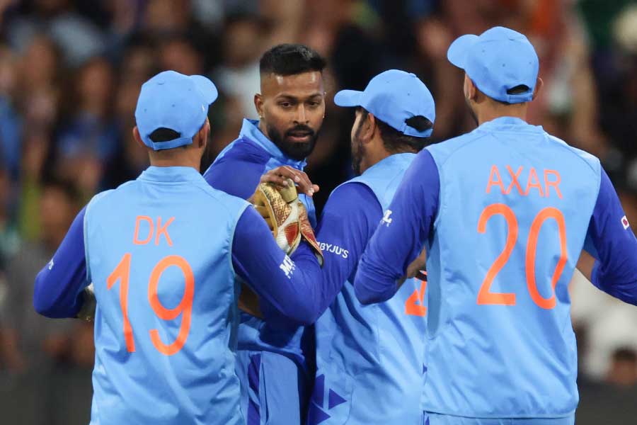 কোমরের উপরের উচ্চতার বলকে ডিপ স্কোয়ার লেগে পুল করে মাঠের বাইরে পাঠানোর সঙ্গে সঙ্গে হাবেভাবে বোঝালেন, ‘ম্যায় হুঁ না।’ আম্পায়ার ডাক দিলেন ‘নো’। অর্থাৎ, পরের বলটি ফ্রি হিট।