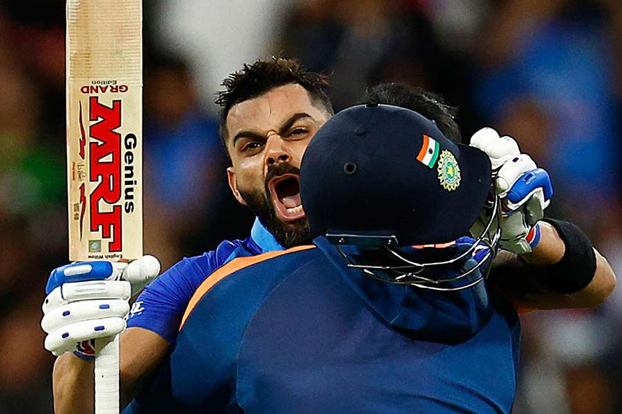 বিরাটও যেন এই মুহূর্তের জন্য অপেক্ষায় ছিলেন। এত ক্ষণের লড়াই শেষ হল। বড় ইনিংস মূল্য পেল দলের জয়ের মাধ্যমে। গত বারের পরাজয়ের মধুর প্রতিশোধ তুলল ‘টিম ইন্ডিয়া’।