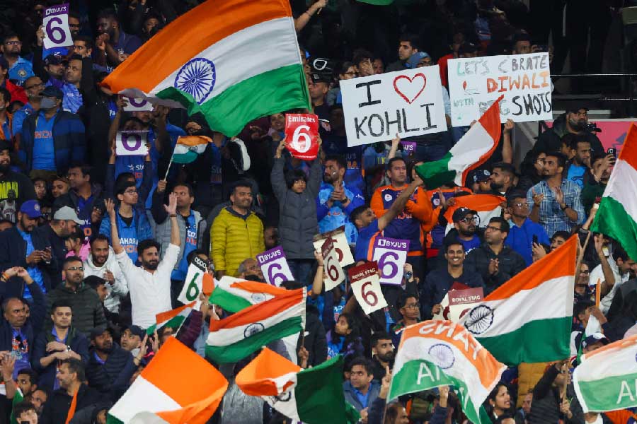 অশ্বিন রান নেওয়ার দৌড়ের মাঝেই মুষ্টিবদ্ধ হাত তুললেন এক বার। রান নিয়েই ছুটে গেলেন বিরাটের দিকে। 