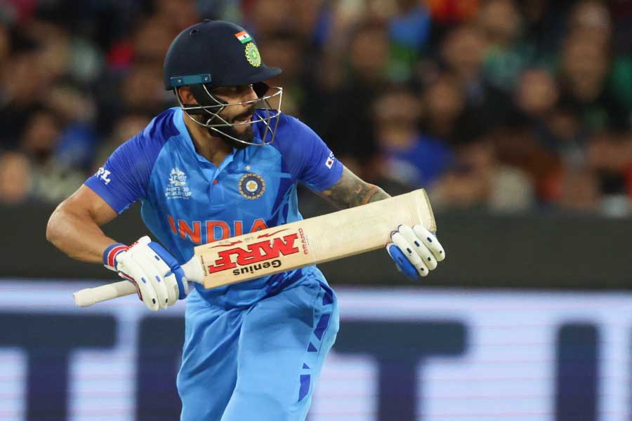 নওয়াজ় বল করলেন। অশ্বিন স্কুপ করলেন মিড অফে। ফিল্ডারের পাশ দিয়ে ধীর গতিতে বল চলে যাচ্ছে আউটফিল্ডে। দৌড়লেন কোহলি।