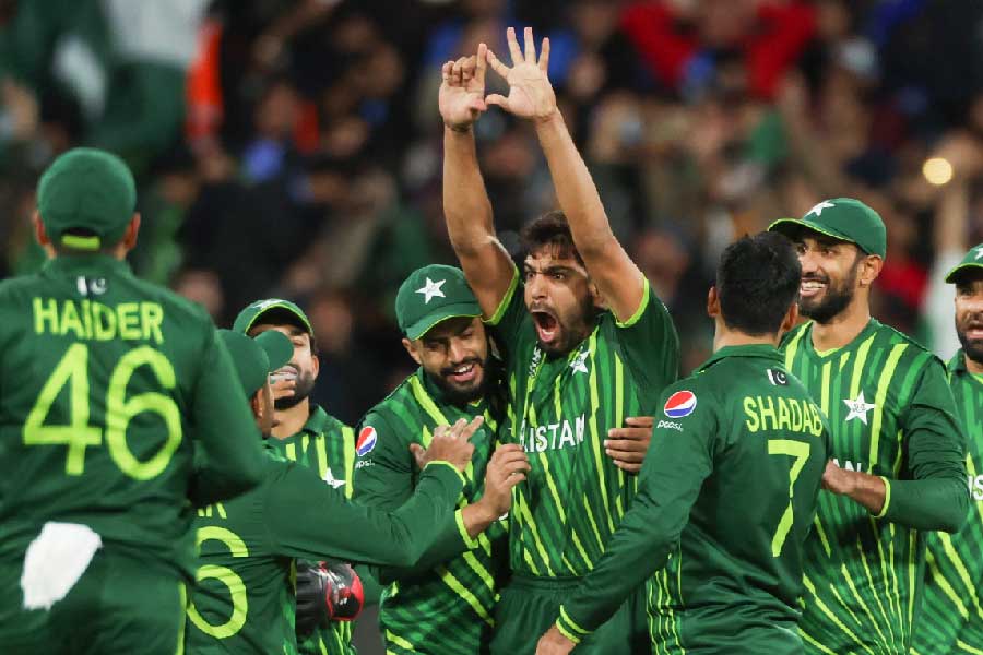 নামলেন রবিচন্দ্রন অশ্বিন। দরকার তখন ২ রান।  ম্যাচ কি যাবে সুপার ওভারে? অশ্বিন পারবেন ম্যাচ বের করতে? অন্তত একটা রান নিয়ে বিরাটকে স্ট্রাইক দেন। আপামর দর্শক যখন তখন সেটাই ভাবছে।