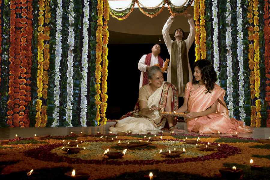 দীপাবলিতে ঘরের প্রবেশপথ   নতুন করে সাজিয়ে তুলতে আলোর সঙ্গে আর কী কী   ব্যবহার করতে পারেন? 