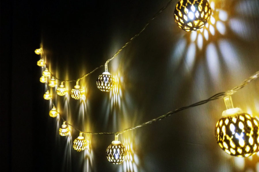 ব্যাটারি চালিত আলোর লম্বা তারগুলি বোতল বা শিশির মধ্যে ঢুকিয়ে দিন।