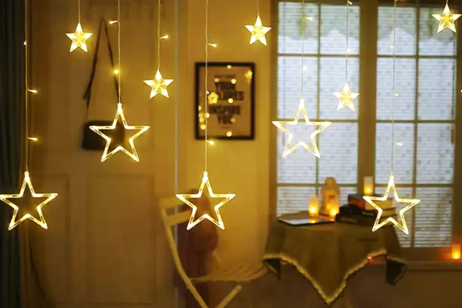 ছোট ছোট বাল্ব দেওয়া রঙিন বা একরঙা আলোর মালা উঁচু থেকে ঝুলিয়ে দিলেই হল।