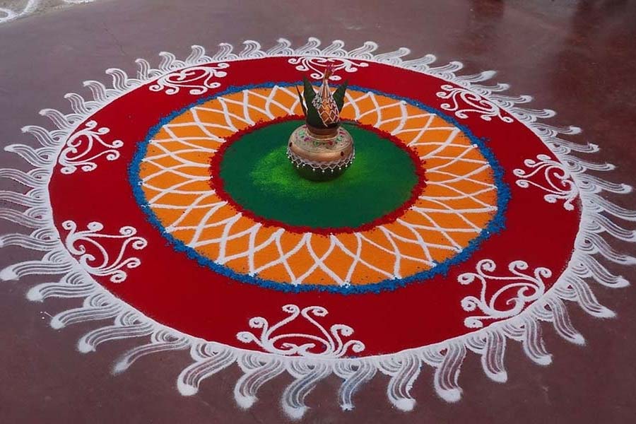 আলপনার মাঝেমাঝে সুন্দর ফুল রেখে দিন।