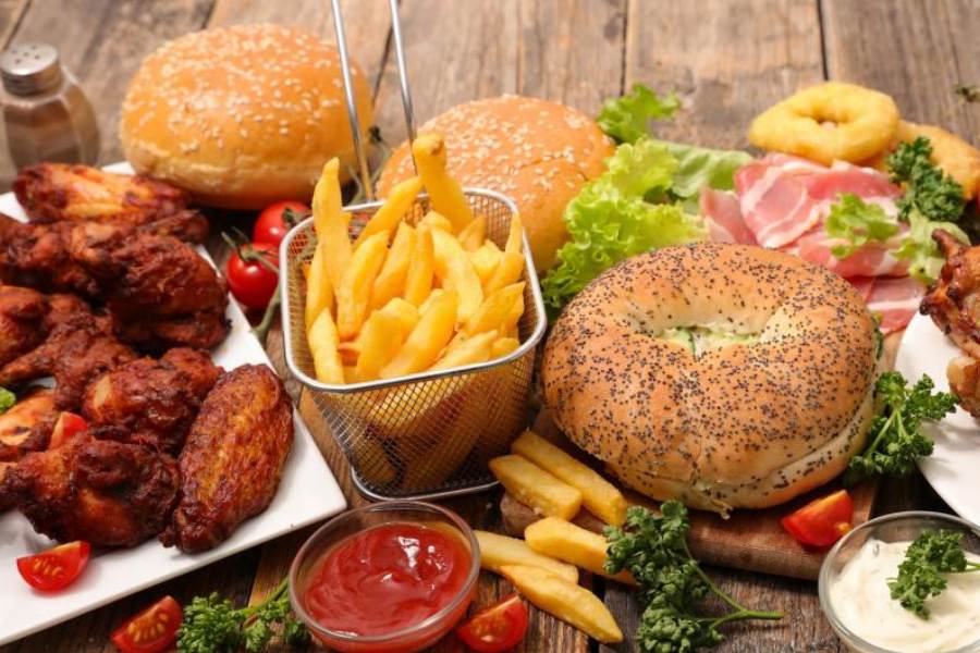 নিয়মিত তেল-ঝাল মশলাদার খাবার খাওয়ার প্রবণতা শরীরের অন্দরে নানা রোগের জন্ম দেয়।