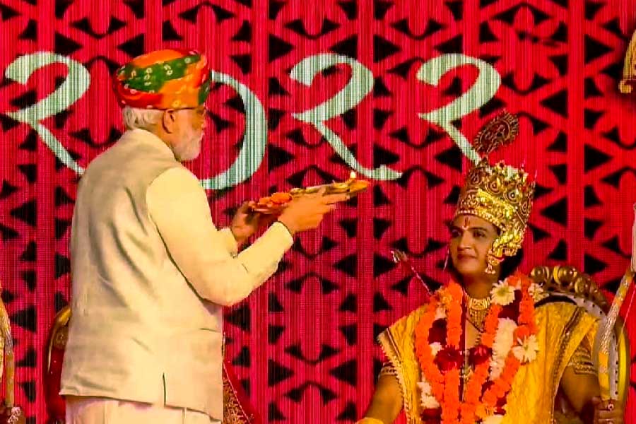 সাধারণ দর্শনার্থীরা যেমন থাকছেন, রামমন্দির উদ্বোধনের দিন আমন্ত্রিত হয়েছেন বলিউডের একঝাঁক তারকা। 