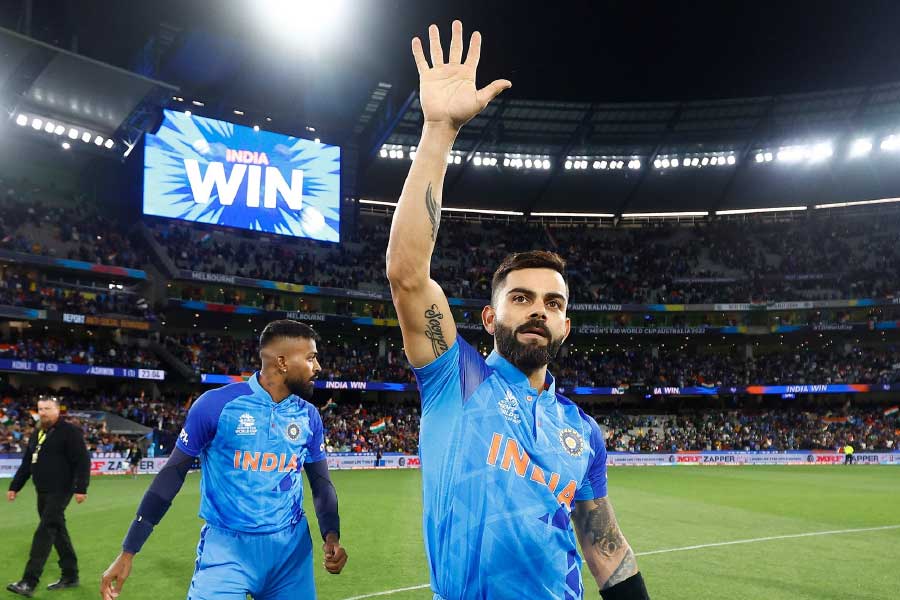 সদ্য দ্বিতীয় ওভার। নাসিম শাহের ৮৮ মাইল গতির বল ব্যাটের কানায় লেগে উইকেট ছিটকে গেল কে এল রাহুলের। ব্যাট হাতে মেলবোর্নের ময়দানে নামলেন বিরাট কোহলি। সেই শুরু। যার শেষটা হল দু’হাত আকাশে তুলে জয়ধ্বনির মধ্যে দিয়ে অপরাজিত কোহলির প্যাভিলিয়নমুখী ছবিতে। 