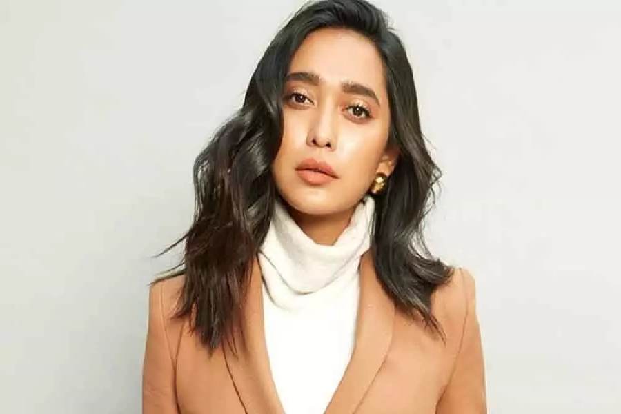 সায়নী যেহেতু নাচ করতে ভালবাসেন, তাই তাঁর রোজের ফিটনেস রুটিনে থাকে ‘পোল ডান্স’ও।