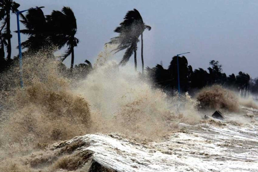 হাওয়া অফিসের খবর অনুযায়ী, রবিবার বিকেল পর্যন্ত পোর্ট ব্লেয়ার থেকে ৭৩০ কিলোমিটার উত্তর-পশ্চিমে ছিল ঘূর্ণিঝড়  ‘সিত্রাং’। সাগরদ্বীপ থেকে ৫৮০ কিলোমিটার দক্ষিণে এবং বাংলাদেশের বরিশালের ৭৪০ কিলোমিটার দক্ষিণ ও দক্ষিণ পশ্চিমে অবস্থান করছিল।