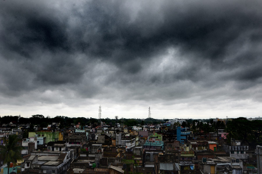 হাওয়া অফিস জানিয়েছে, রবিবার রাত থেকে মঙ্গলবার দুপুরের মধ্যে দুর্যোগের ঘনঘটা থাকবে। এই সময়ের মধ্যেই ঘূর্ণিঝড়ের দাপট বেশি অনুভূত হবে। সুন্দরবন এলাকায় ফেরি পরিষেবা বন্ধ রাখার পরামর্শ দেওয়া হয়েছে। দিঘা, মন্দারমণি, শঙ্করপুর এলাকায় পর্যটকদের সমুদ্রে নামতে নিষেধ করা হয়েছে।