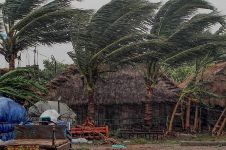 মঙ্গলবার আরও বাড়তে পারে হাওয়ার গতি। সমুদ্রে ঘণ্টায় ৯০ থেকে ১০০ কিলোমিটার বেগে ঝোড়ো হাওয়া বইতে পারে। সেই গতিবেগ ১১০ কিলোমিটারের মাত্রাও ছাড়াতে পারে। মঙ্গলবার দুপুরের পর থেকে ঝড়বৃষ্টির দাপট ধীরে ধীরে কমবে। বুধবার থেকে পরিস্থিতির উন্নতি হবে। বৃহস্পতিবার আবার রৌদ্রোজ্জ্বল আকাশ দেখা যাবে। 