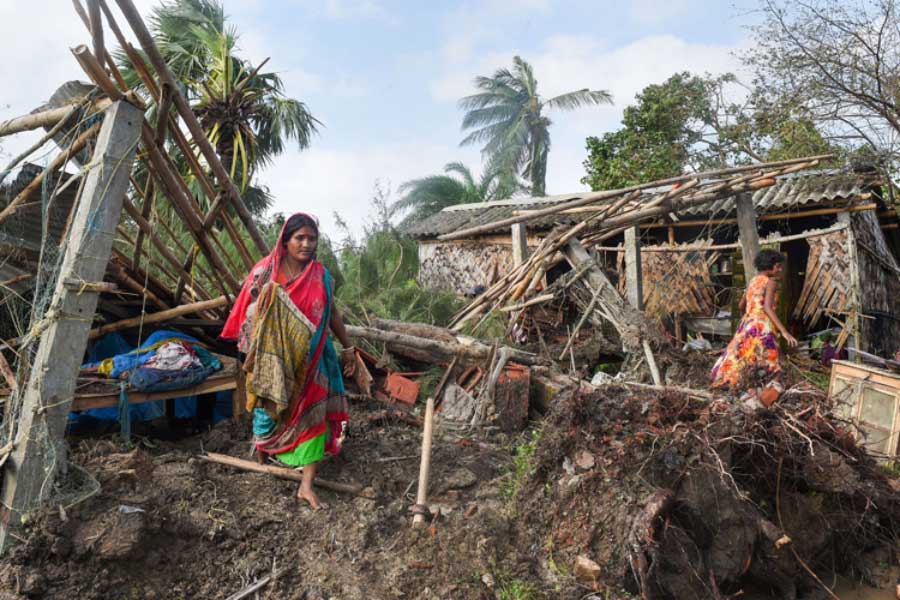 উপকূলীয় জেলাগুলির বিস্তীর্ণ এলাকার জনজীবন গত দু’তিন বছরে একাধিক ঘূর্ণিঝড়ে বিপর্যস্ত। তাই নতুন ঘূর্ণিঝড় আসার খবর পেয়েই এই এলাকাগুলিতে বসবাসকারী মনে নতুন আশঙ্কা দানা বেঁধেছে।